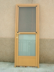 Puerta de aluminio imitación madera con portón en parte superior y mosquitera incorporada (opcional)su acabado en madera le da un realce y un acabado ideal para la decoración de su interior. 
